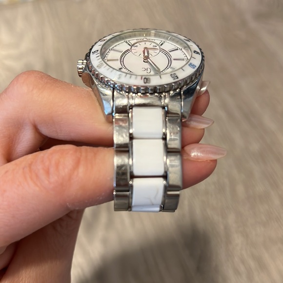 Guess - Picture 4 of 6